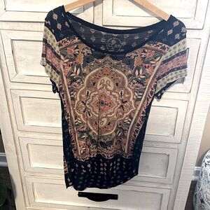 Lucky Brand size medium shirt. Blue Browns Floral Scoop Neck Viscose t shirt.